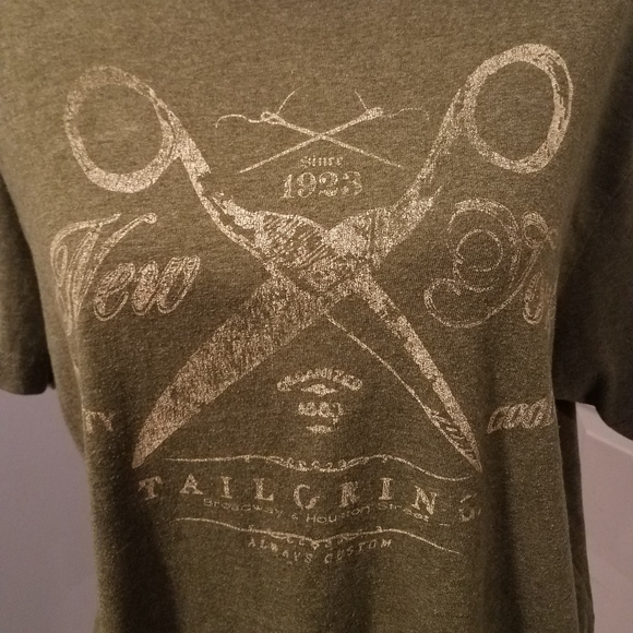 ARMY GREEN OLD NAVY GRAPHIC TSHIRT. MEN'S SIZE MED. UNISEX TEE. NBW. - Picture 2 of 6